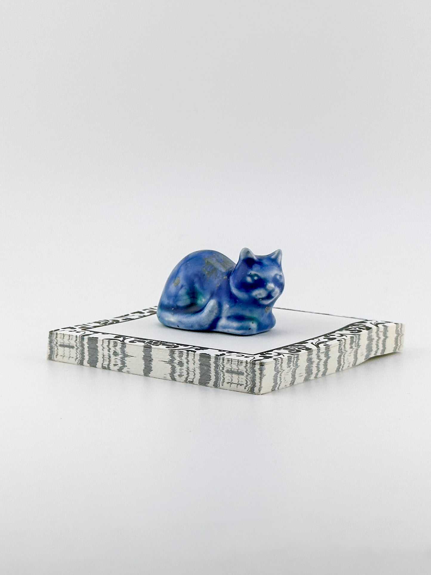 Little Loaf Cat / Dark Blue with Green Gold Crystals