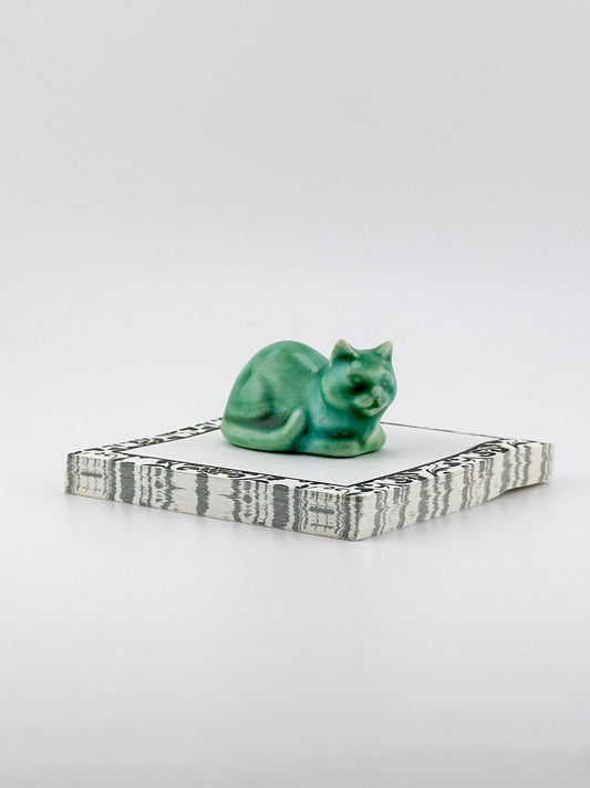 Little Loaf Cat / Green with White Crystal