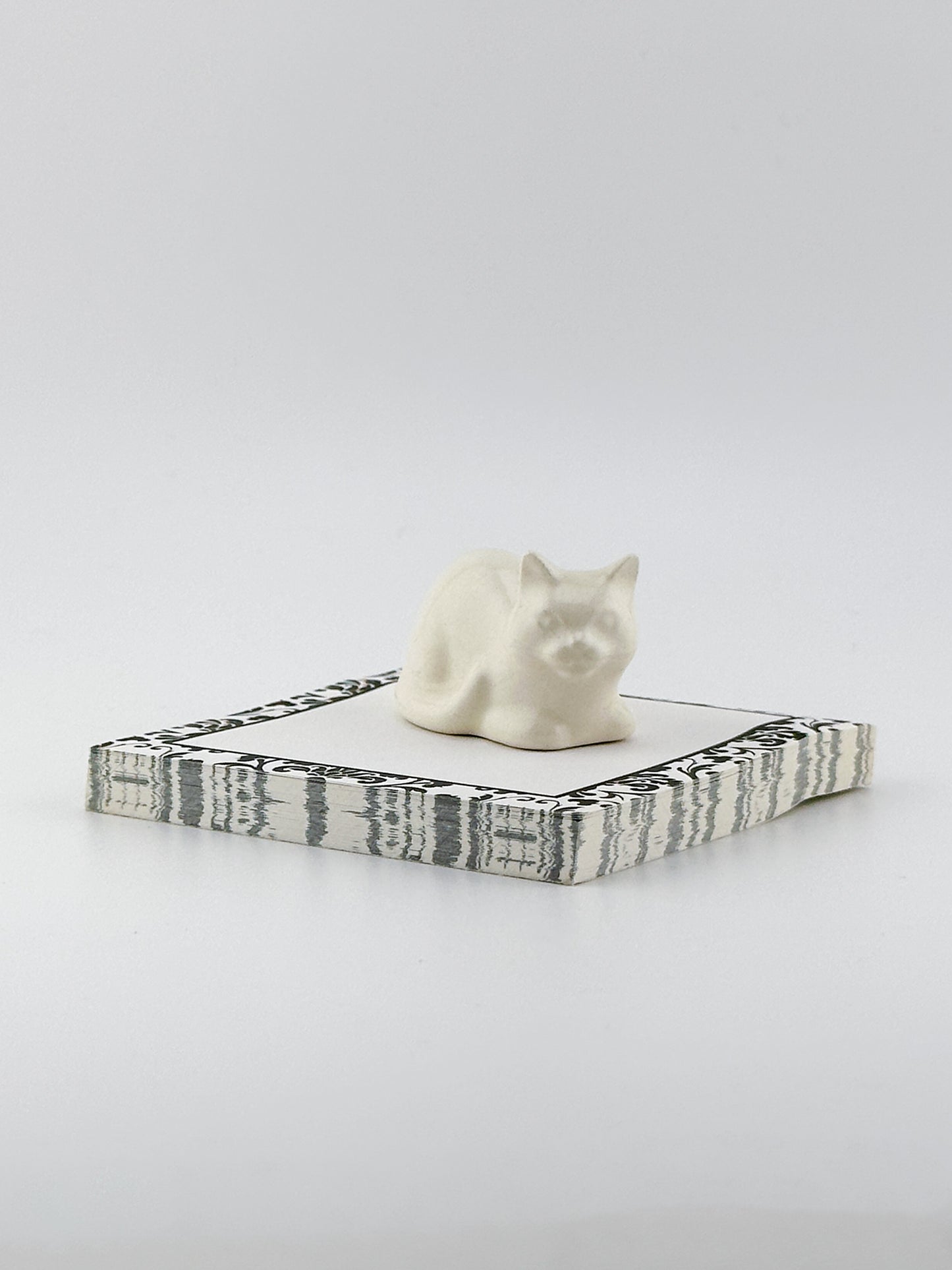 Little Loaf Cat / White