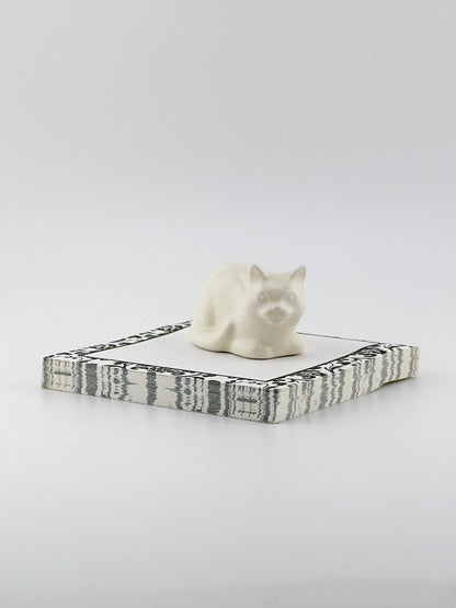 Little Loaf Cat / White