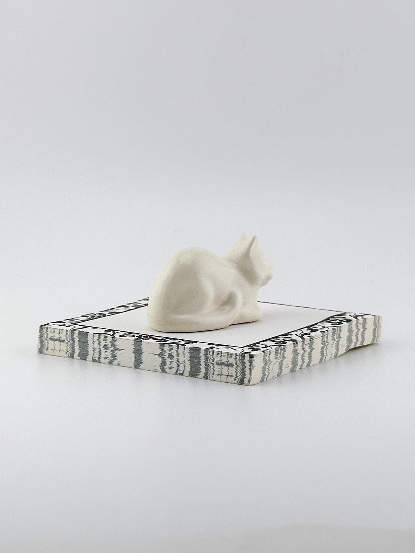 Little Loaf Cat / White