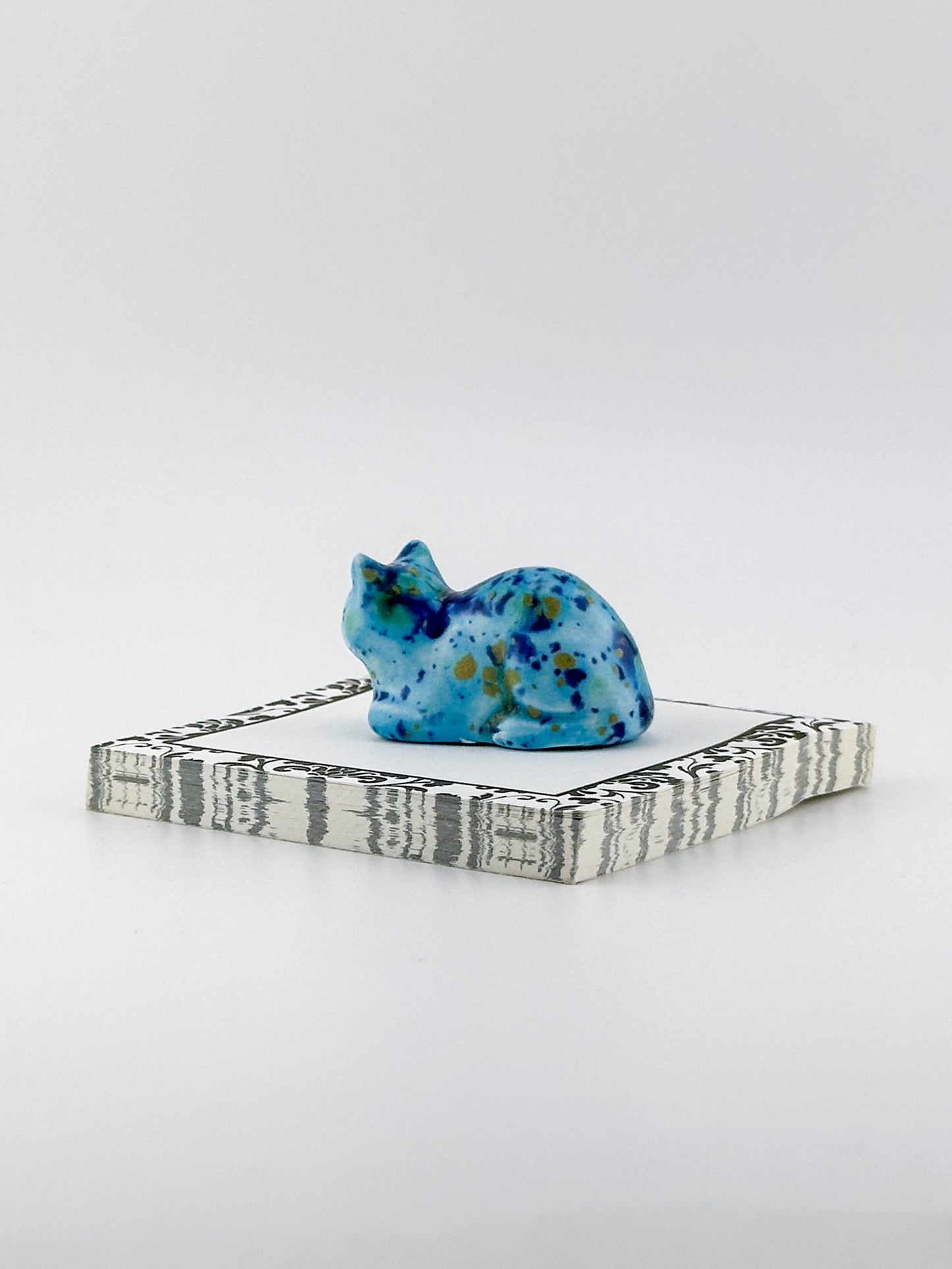 Little Loaf Cat / Turquose with Dark Blue, Green, Yellow Crystals