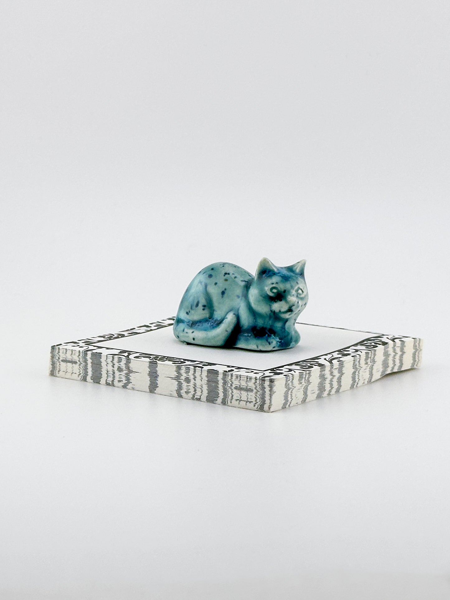 Little Sleeping Cat / Dark Purple Crystal