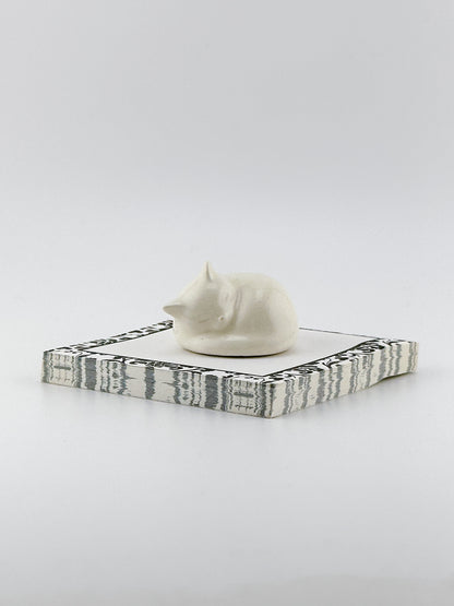 Little Sleeping Cat / White