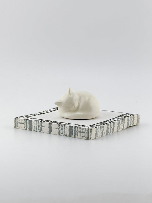 Little Sleeping Cat / White