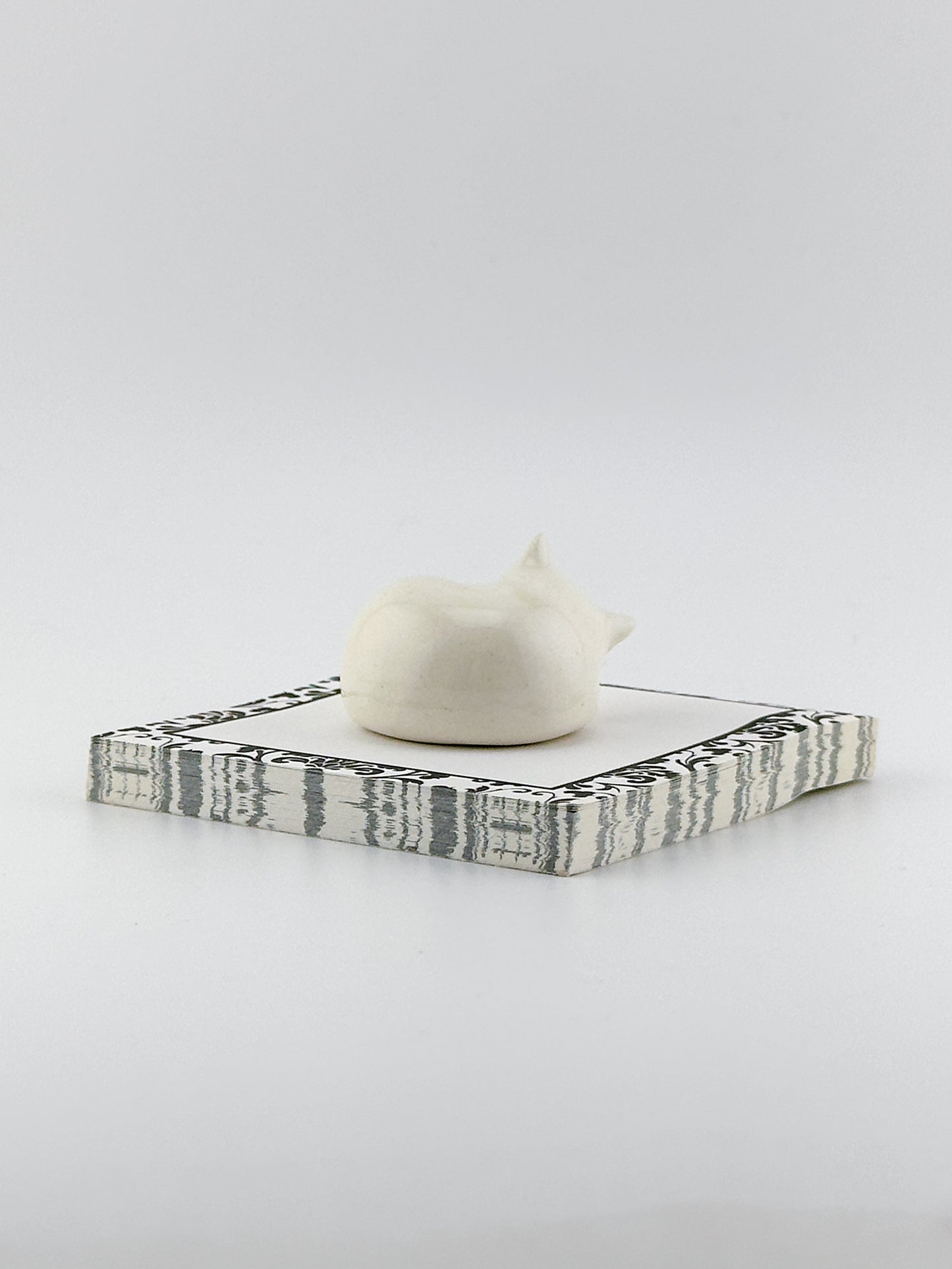 Little Sleeping Cat / White