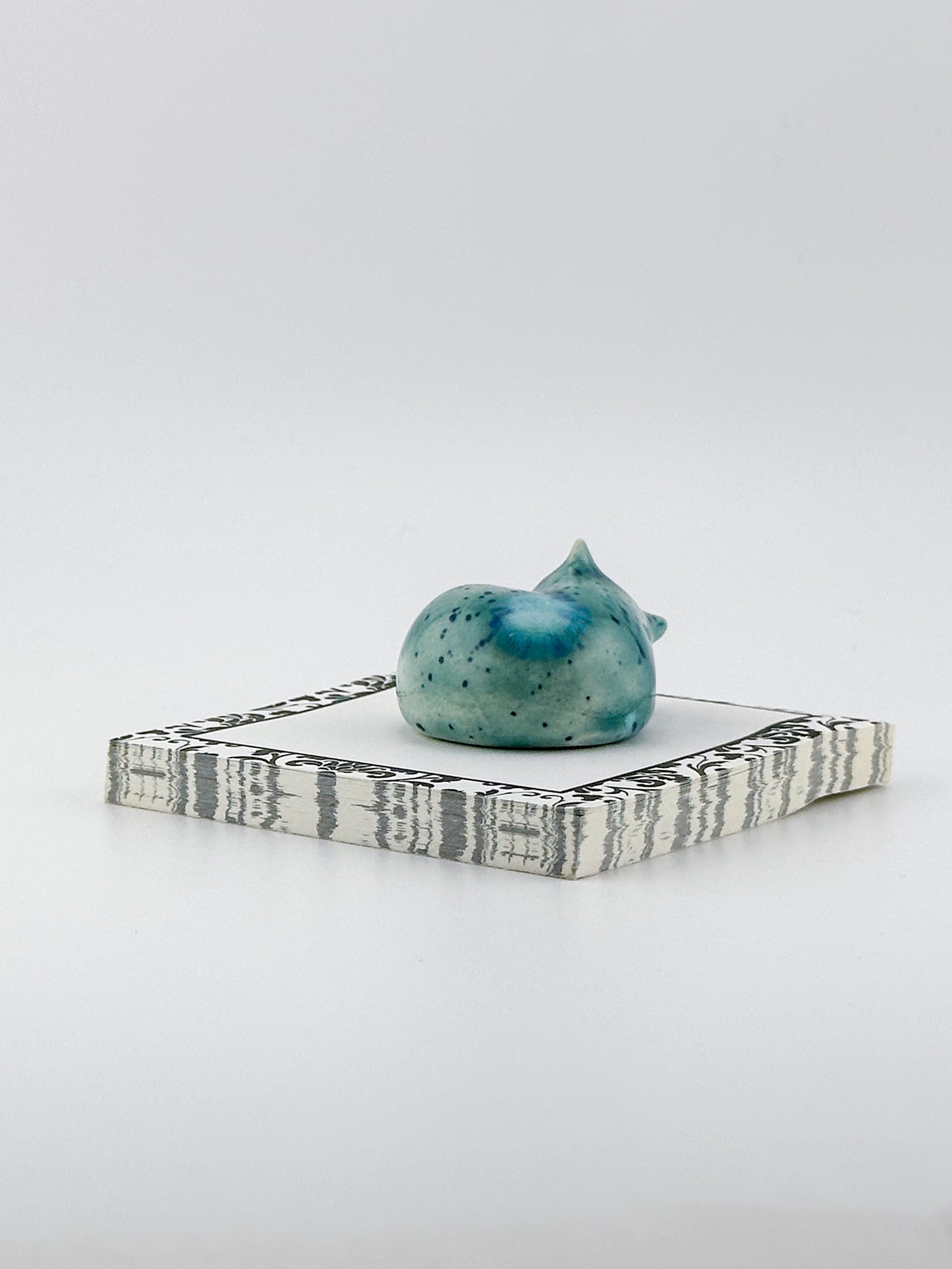 Little Sleeping Cat / Dark Teal Crystal
